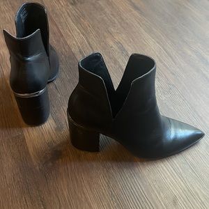 Steve Madden 9.5 black leather bottles 3.5 in heel